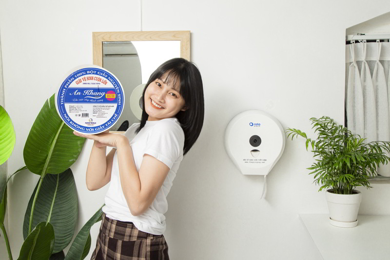 Sử dụng Giấy vệ sinh cuộn lớn AKC700 kèm hộp đựng giấy RT3203A