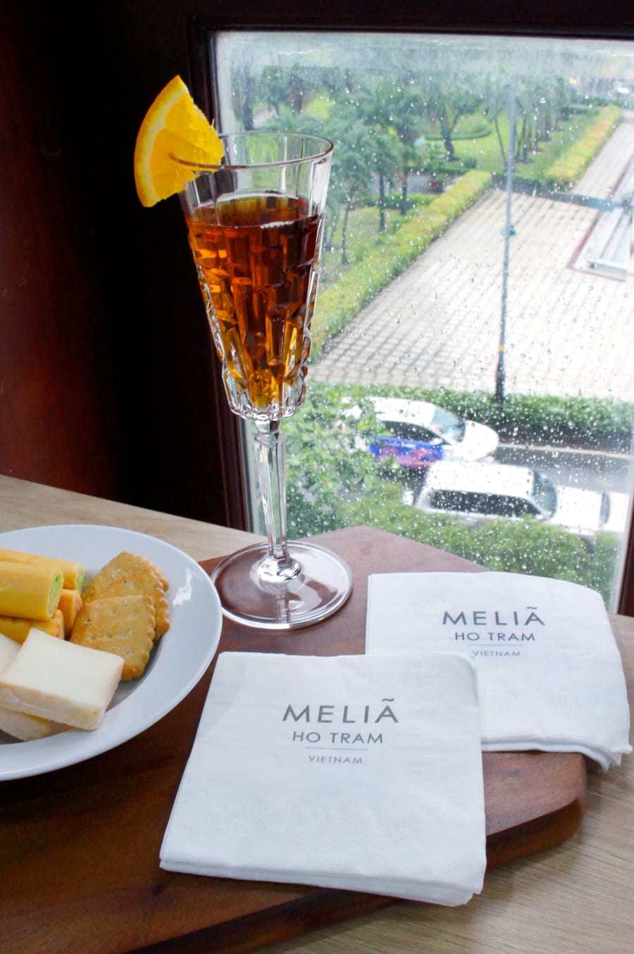 In logo miễn phí trên khăn giấy cho resort melia Hồ Tràm
